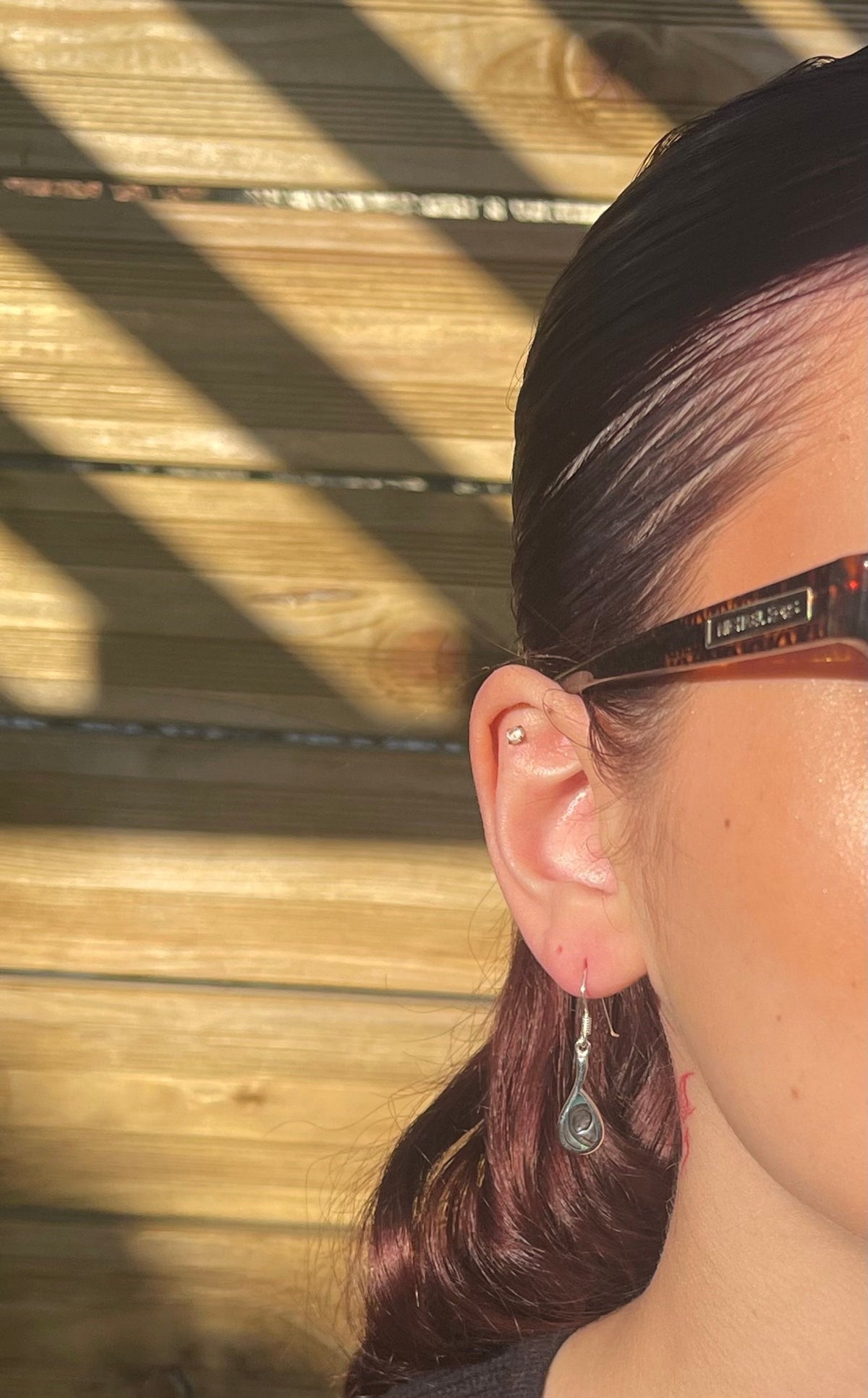 Boucles d'oreilles Goutte petit modèle en abalone portées