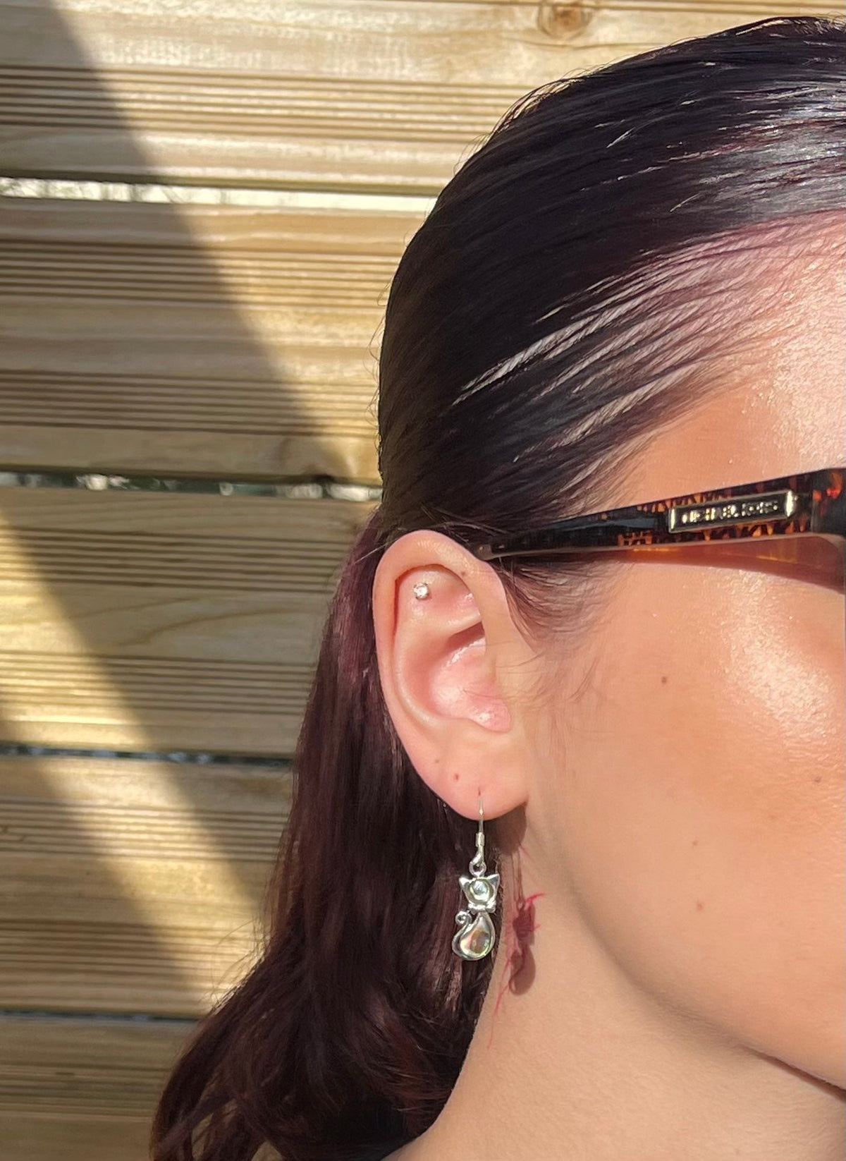 Boucles d'oreilles Chat en argent 925 et abalone naturelle portées