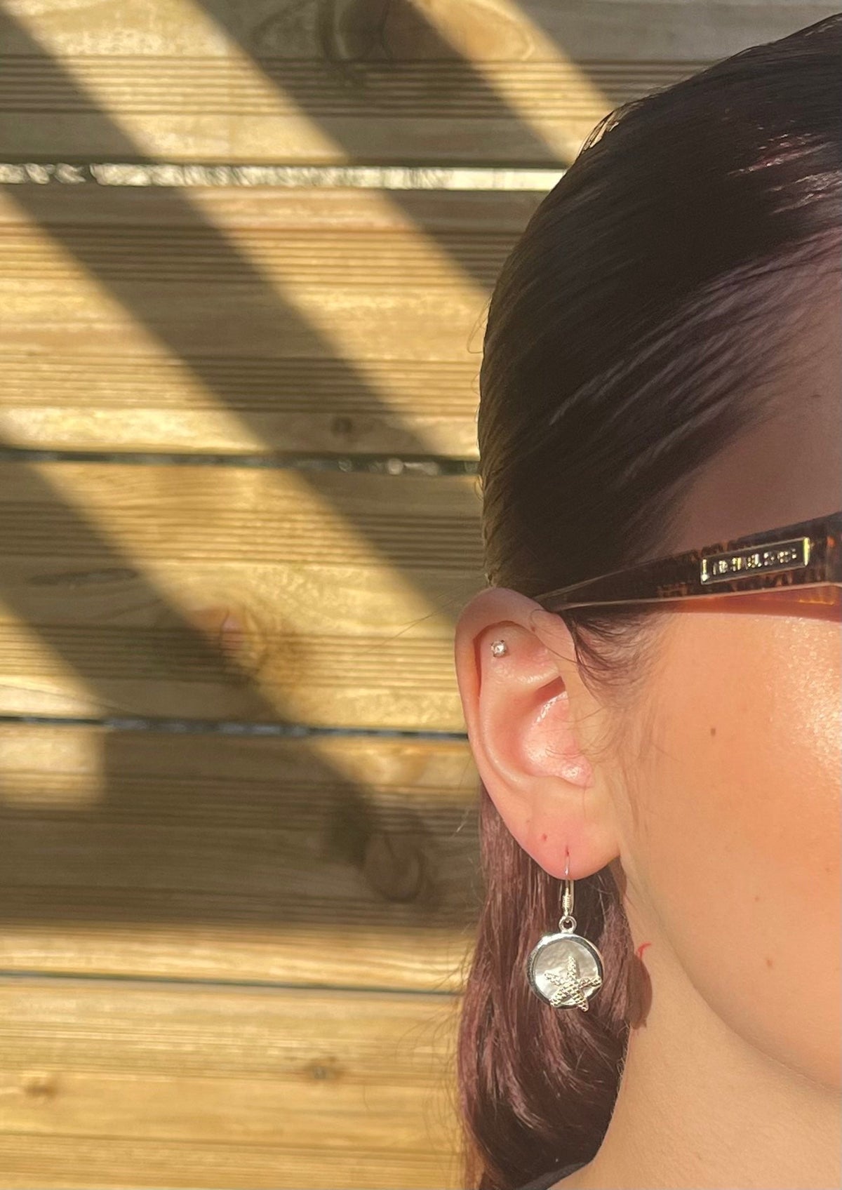 Boucles d'oreilles Étoile de mer en nacre naturelle et argent 925 portées
