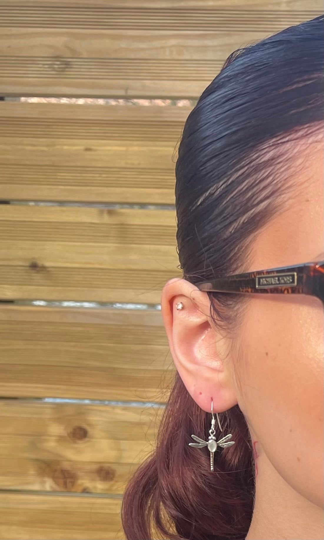 Boucles d'oreilles libellule en nacre portées