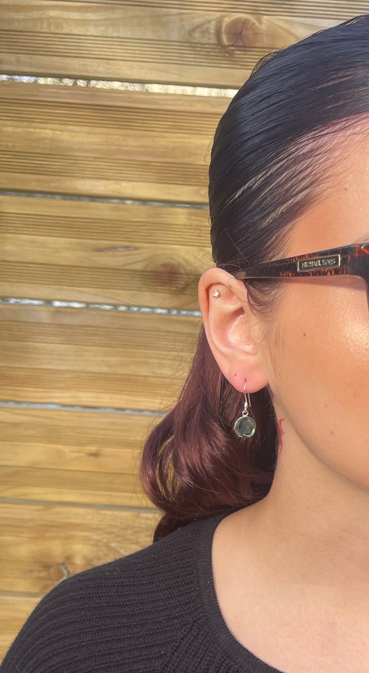 Petites boucles d'oreilles rondes en abalone naturelle portées