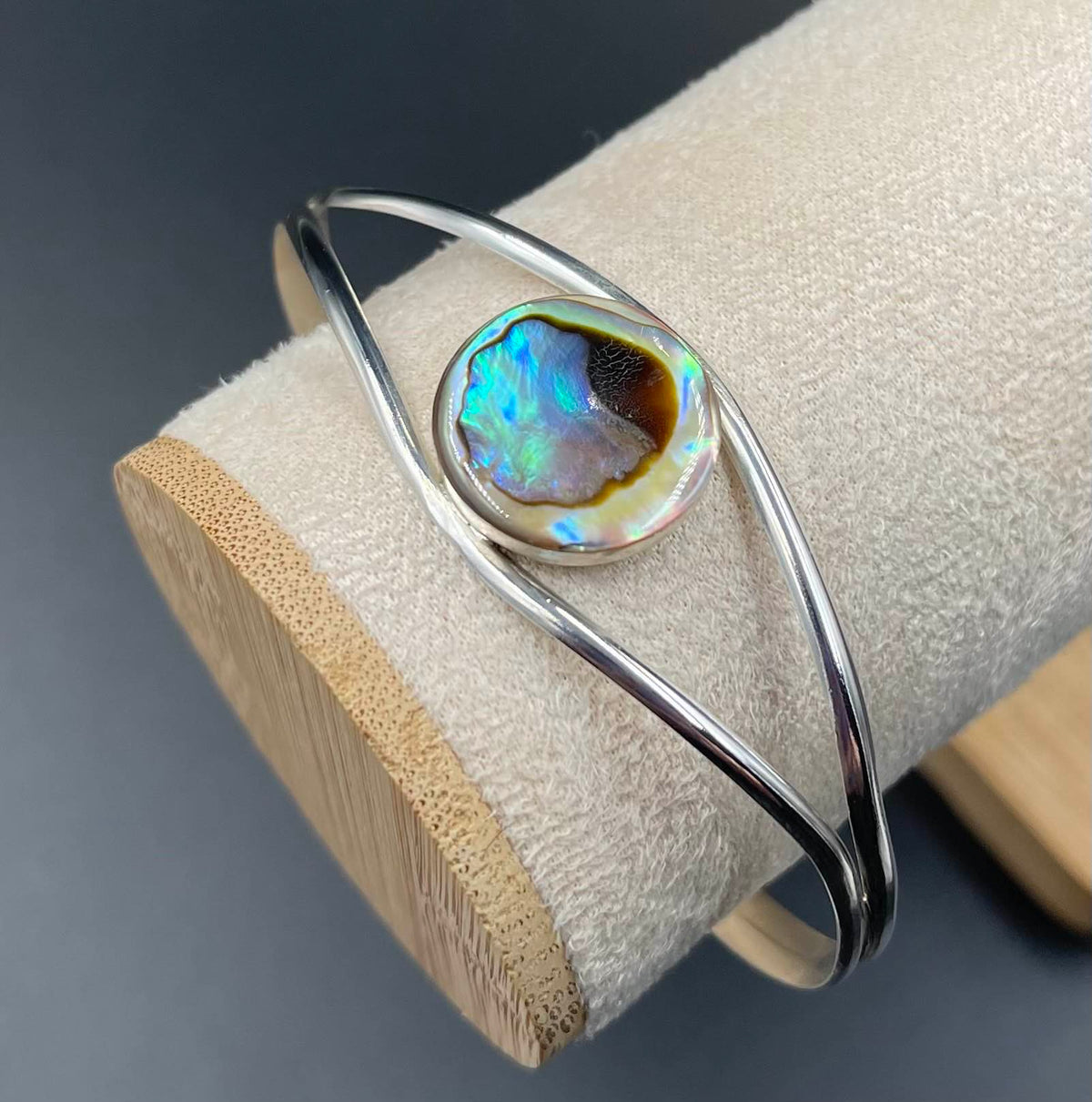Détail de la manchette en argent 925 et de son abalone naturelle