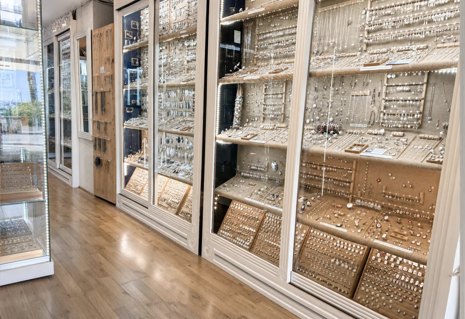 Intérieur de la boutique La Galerie de la Nacre à La Cotinière