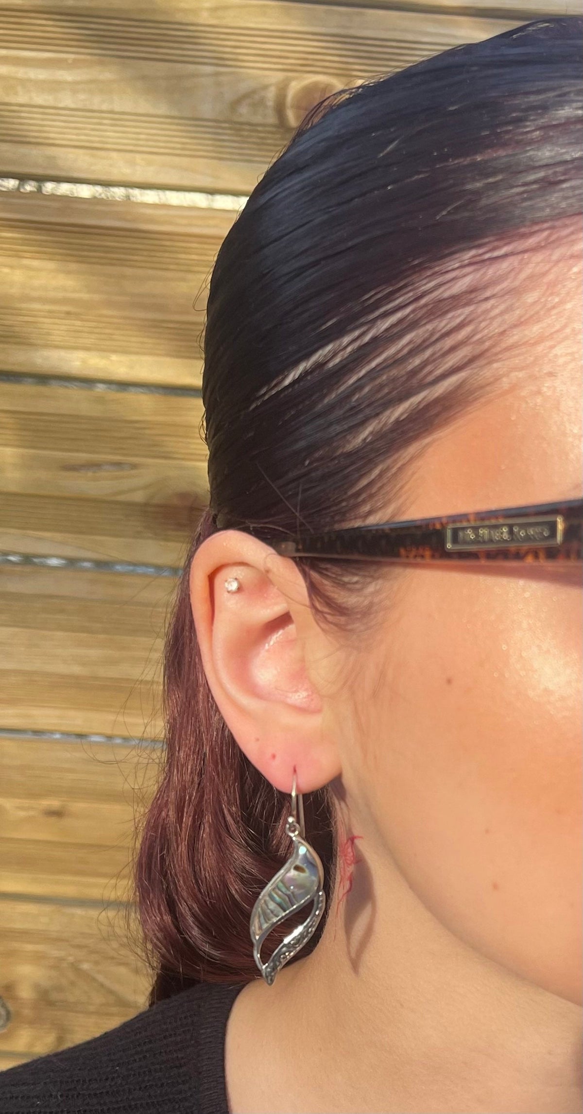 Boucles d'oreilles grand modèle en abalone portées