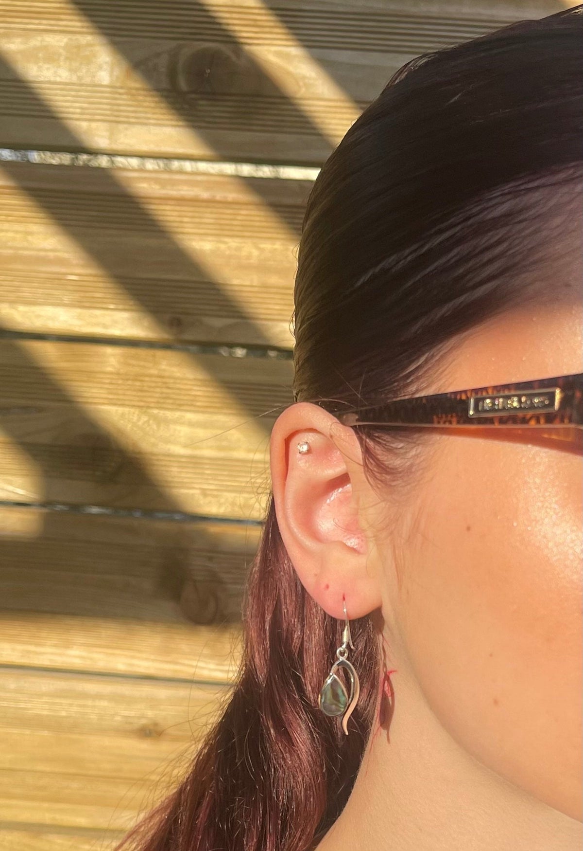Boucles d'oreilles Goutte en abalone portées