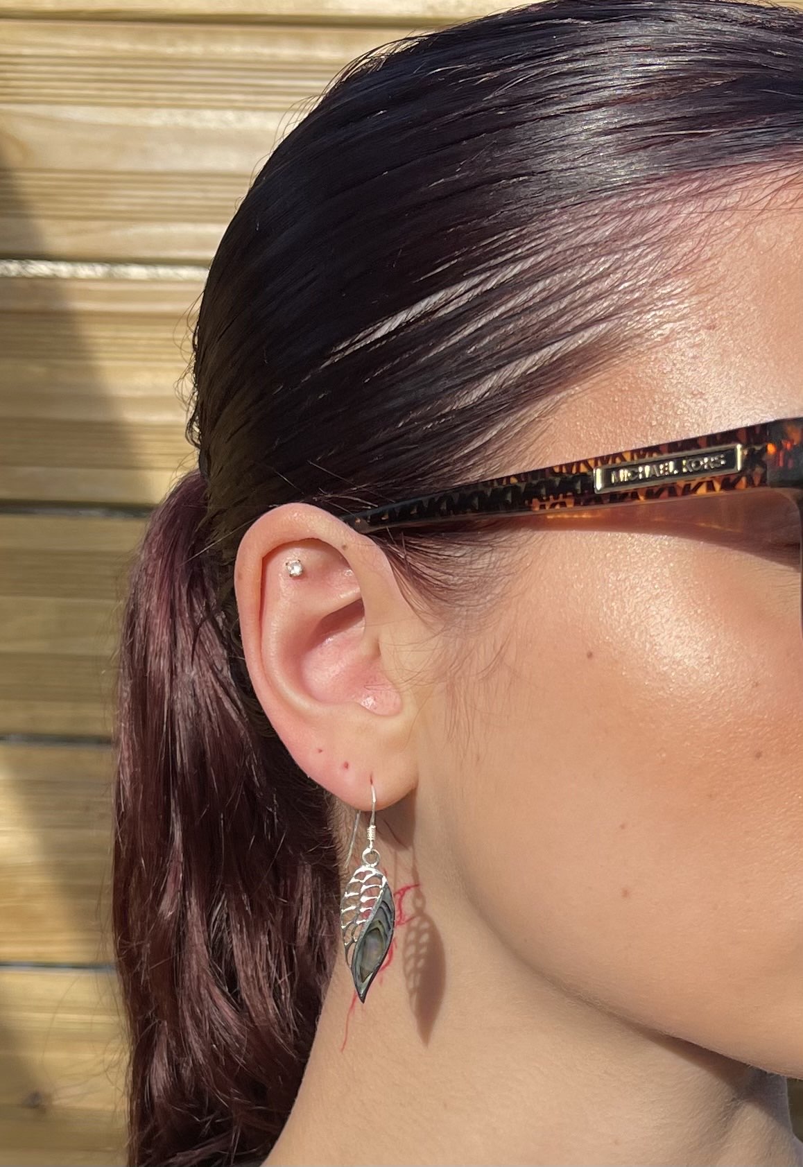 Boucle d'oreille aile d'ange en abalone grand modèle portée