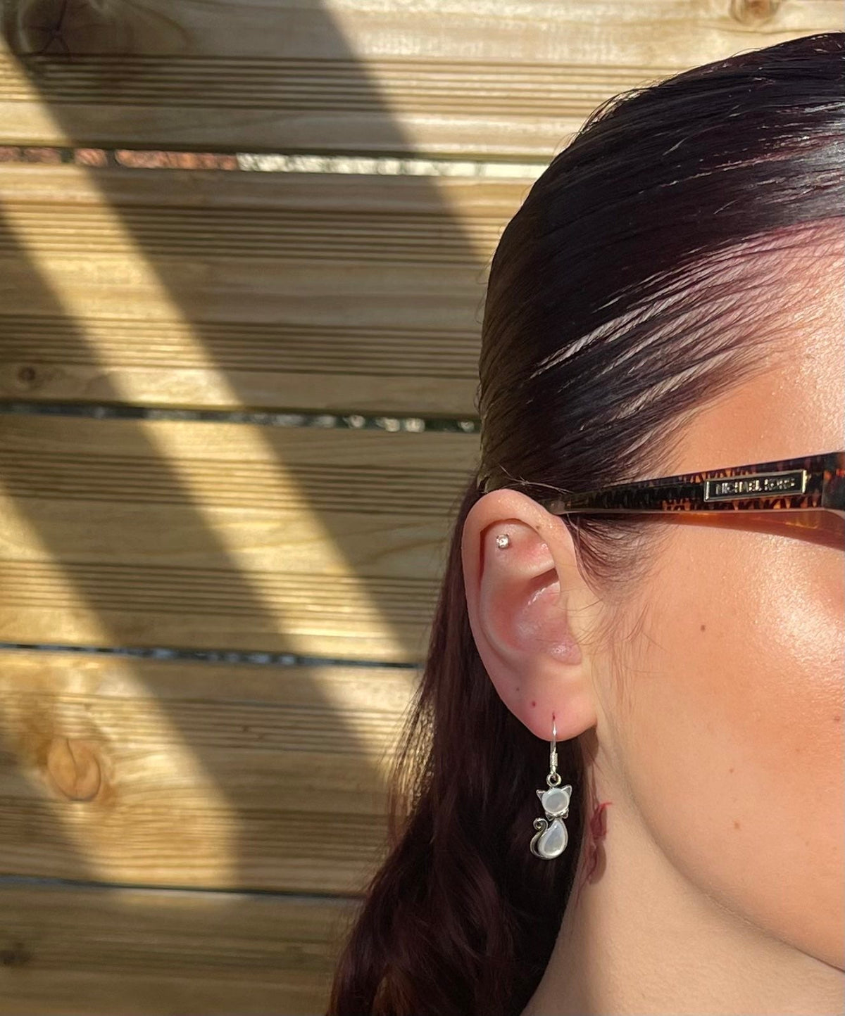 Boucles d'oreilles Chat en argent 925 et nacre naturelle portées