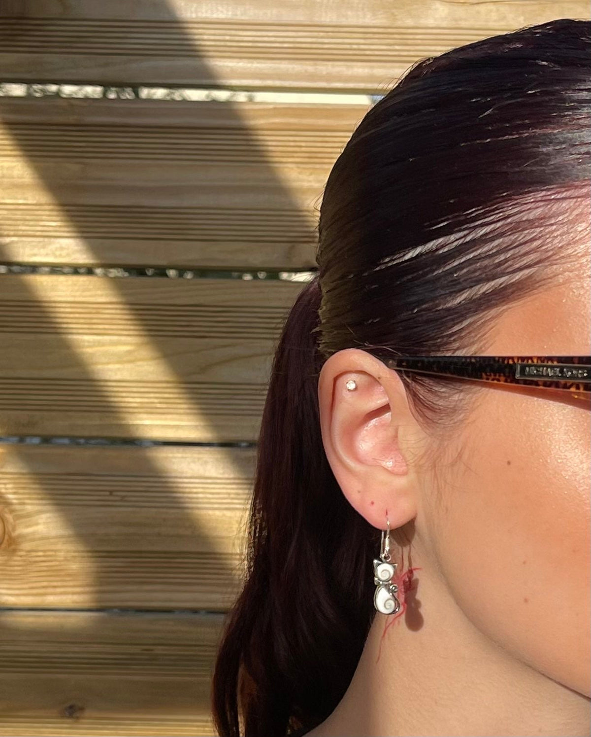 Boucles d'oreilles Chat en argent 925 et Œil de Sainte-Lucie naturel portées