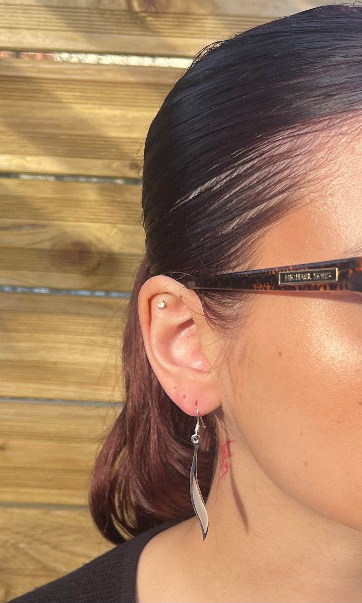 Boucles d'oreilles longues en nacre portées