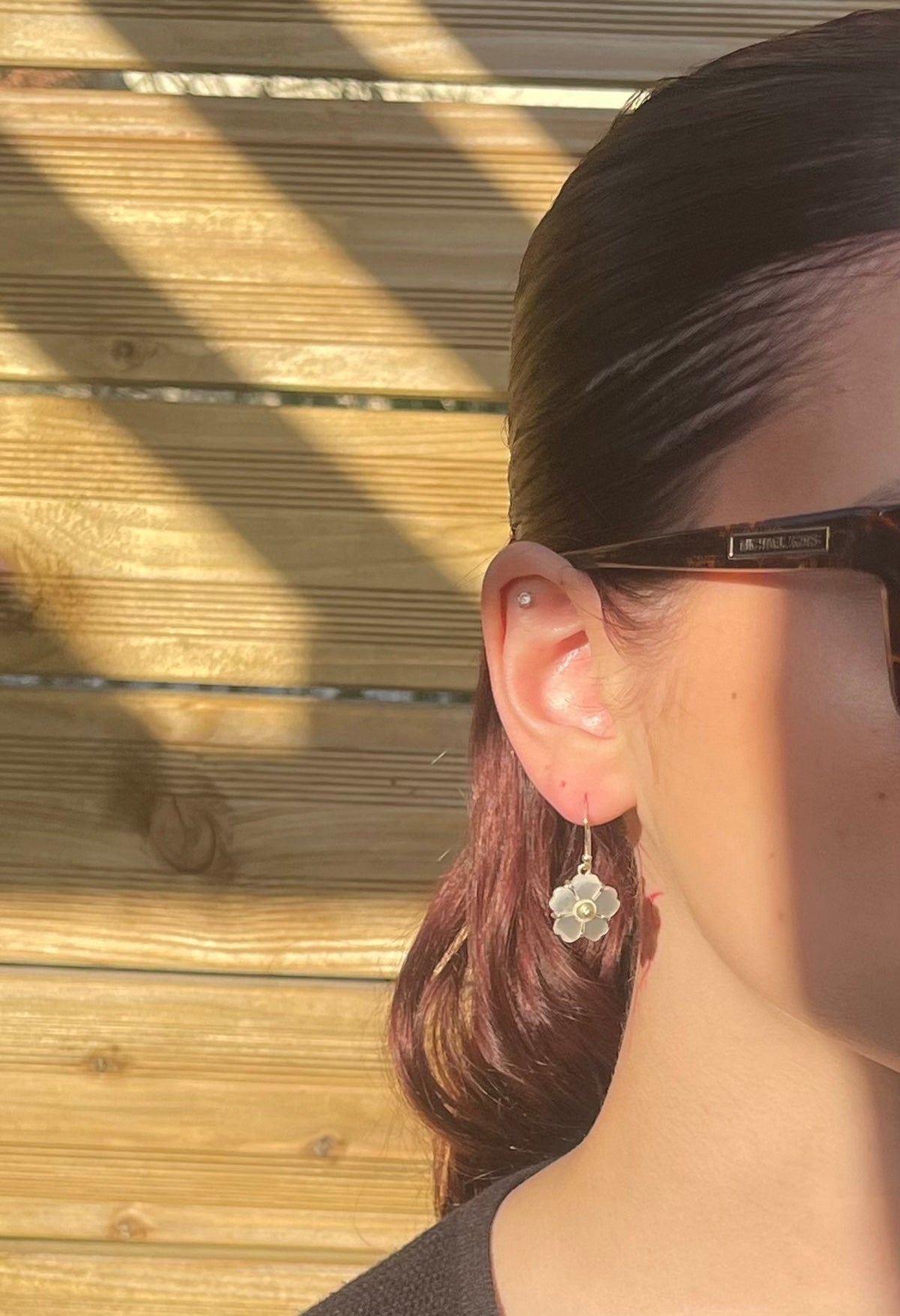 Boucles d'oreilles Fleur en nacre portées