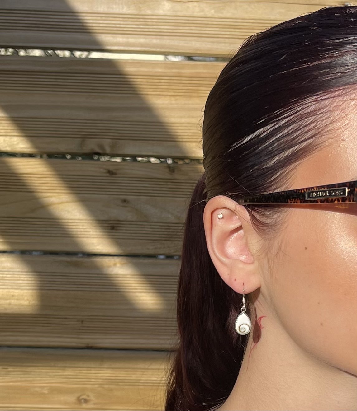 Boucles d'Oreilles Goutte en Œil de Sainte-Lucie portées