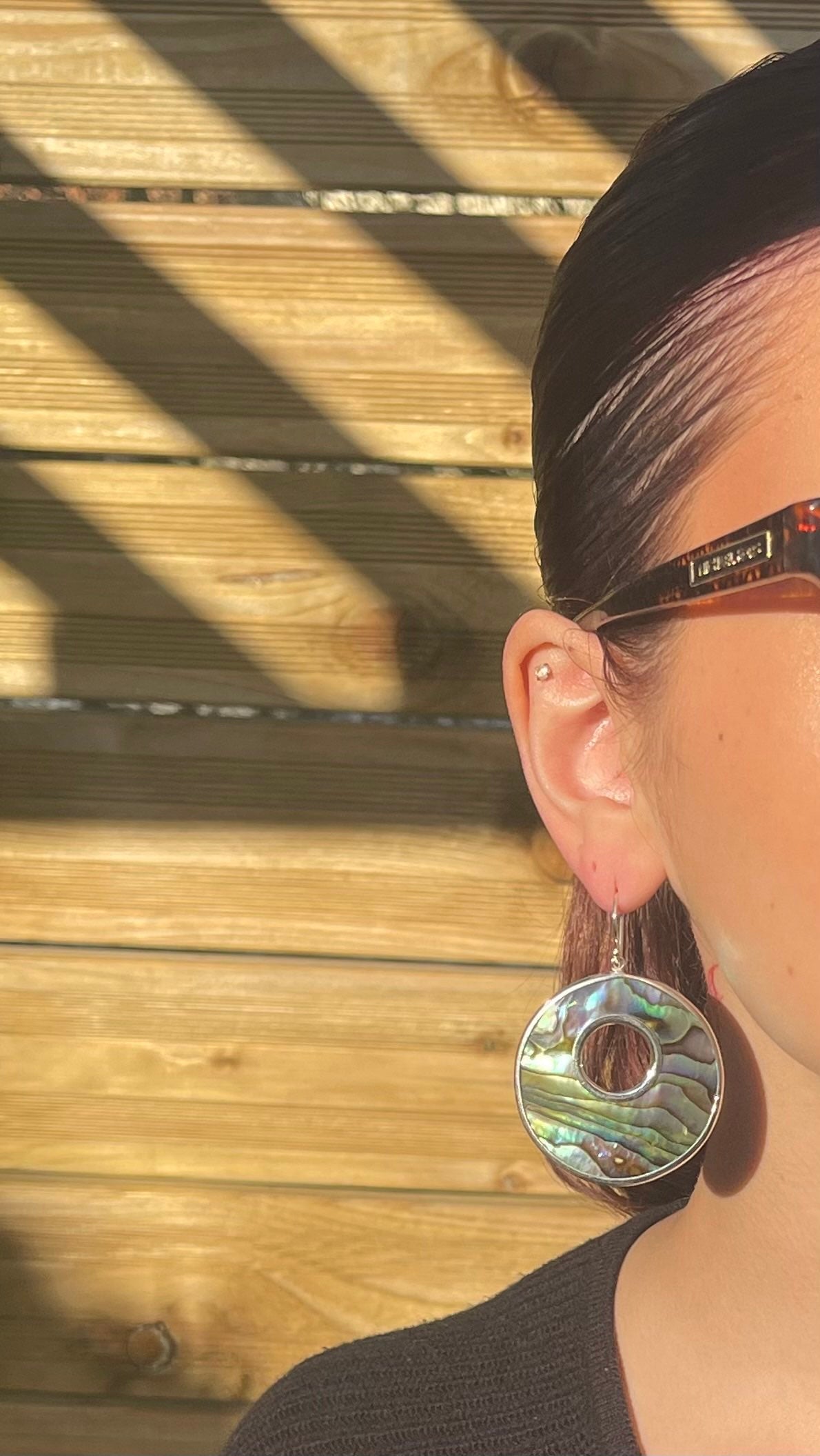Grandes boucles d'oreilles rondes en abalone portées