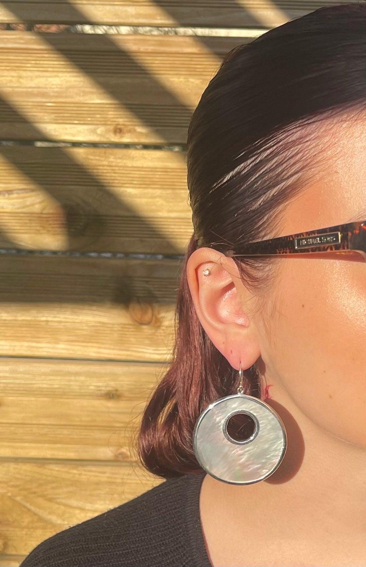 Grandes boucles d'oreilles rondes en nacre portées