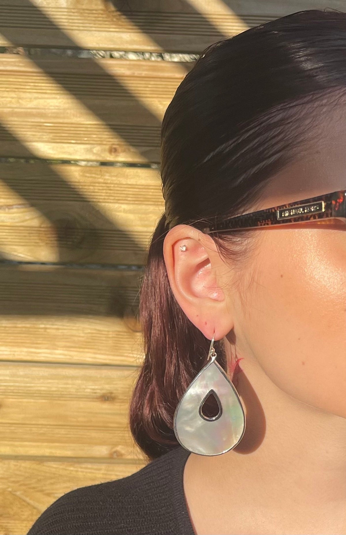 Boucles d'oreilles Goutte grand modèle en nacre portées