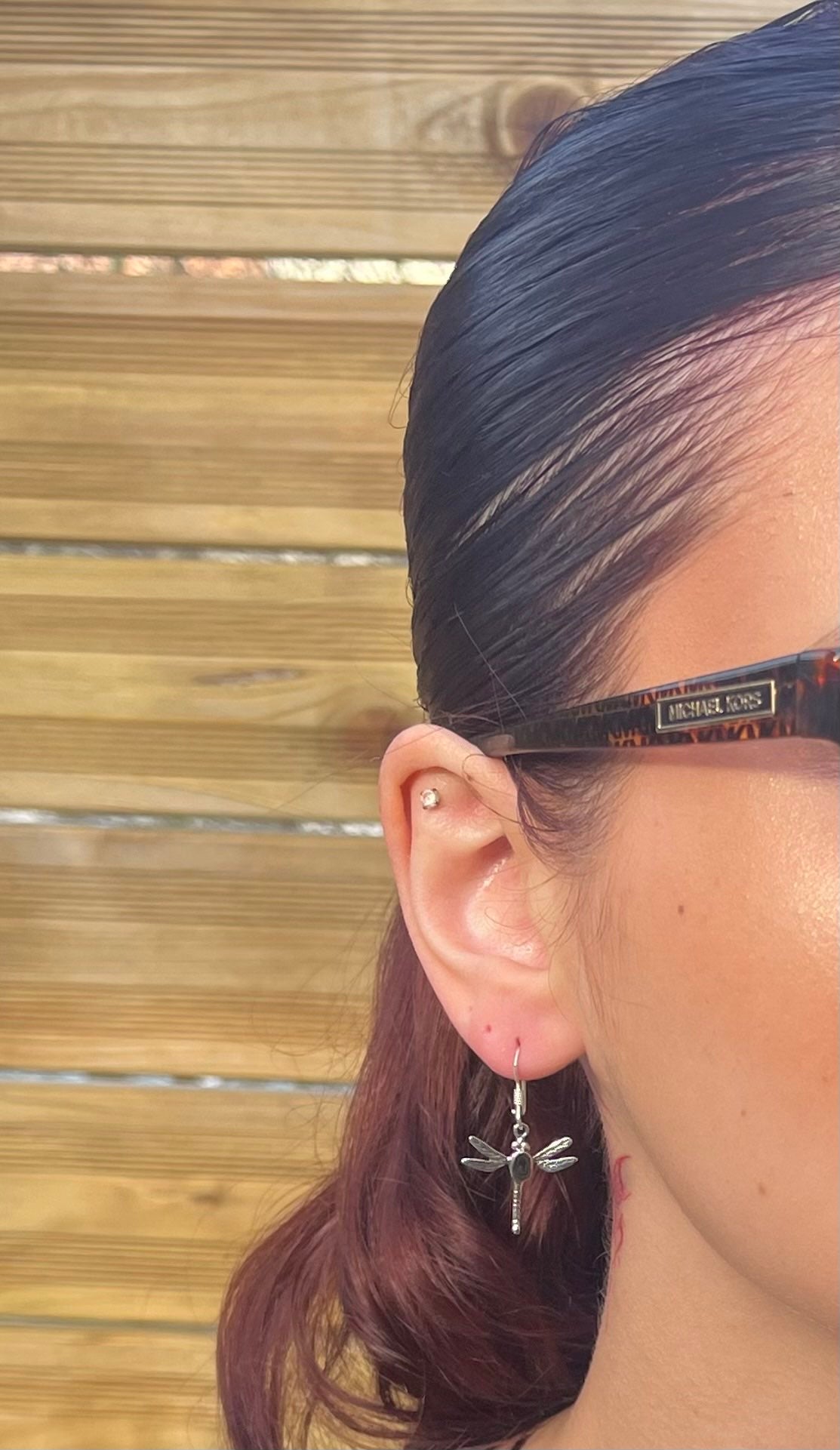 Boucles d'oreilles libellule en abalone portées