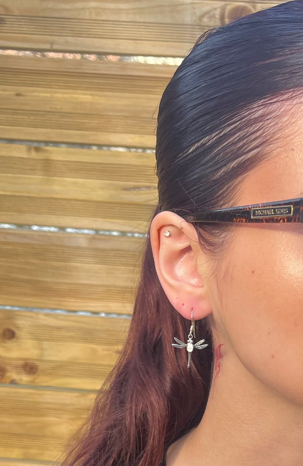 Boucles d'oreilles libellule en Œil de Sainte-Lucie portées