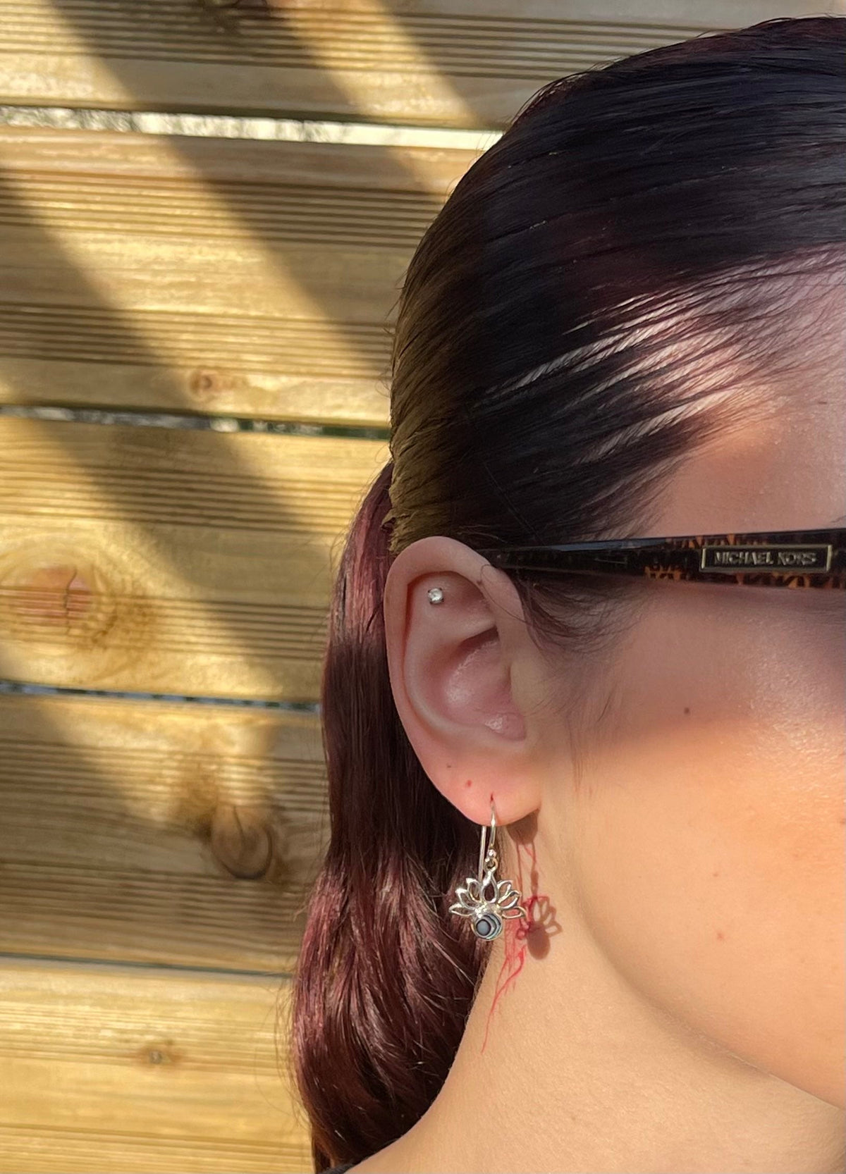Boucles d'oreilles Fleur de Lotus en abalone portées