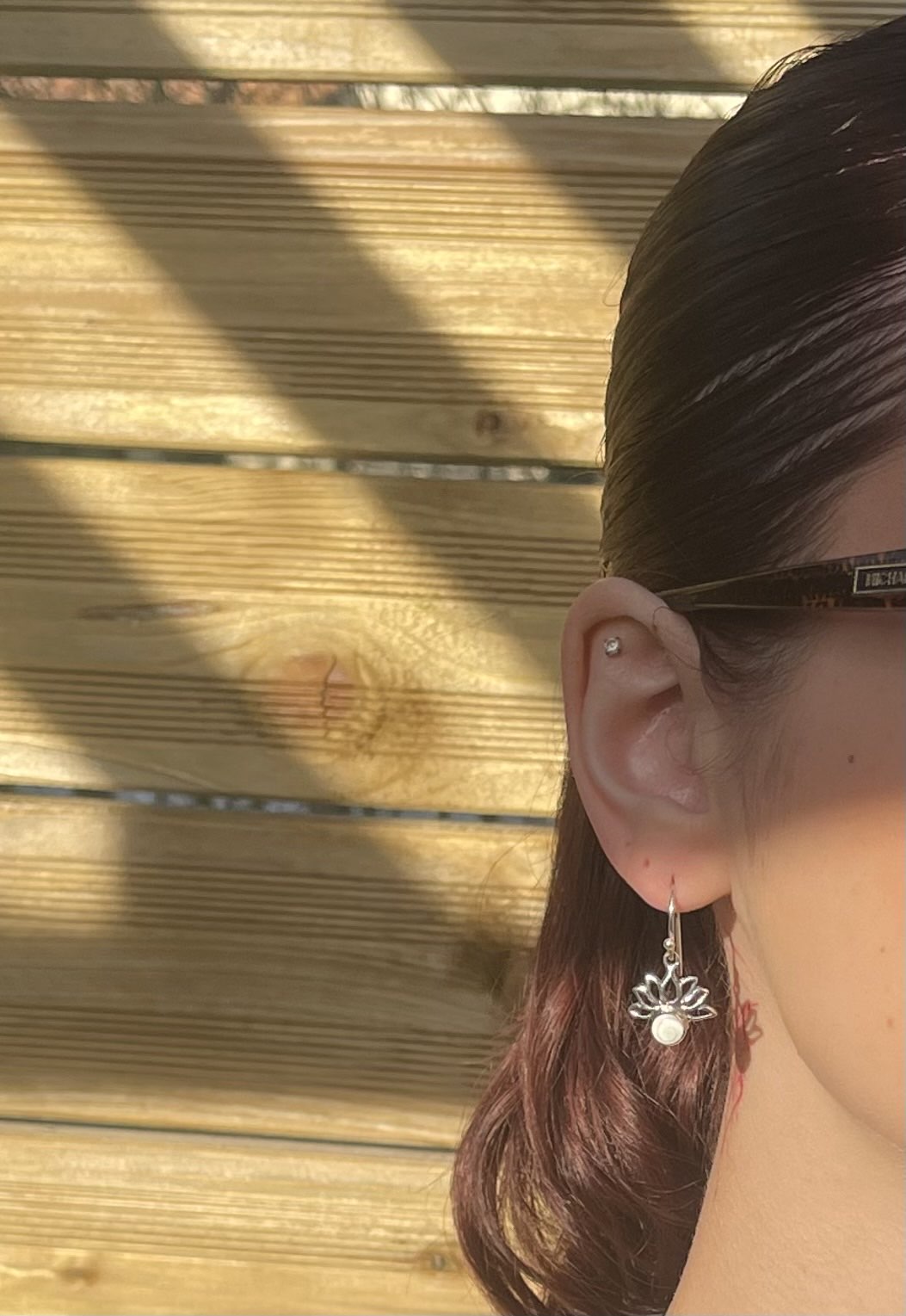Boucles d'oreilles Fleur de Lotus en Œil de Sainte-Lucie portées
