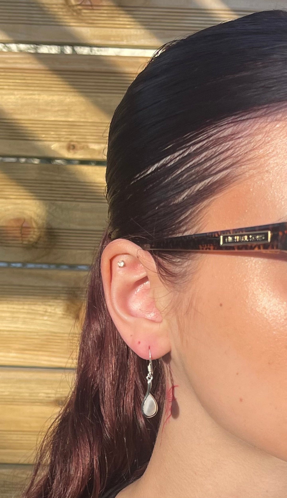Boucles d'oreilles Goutte petit modèle en nacre portées