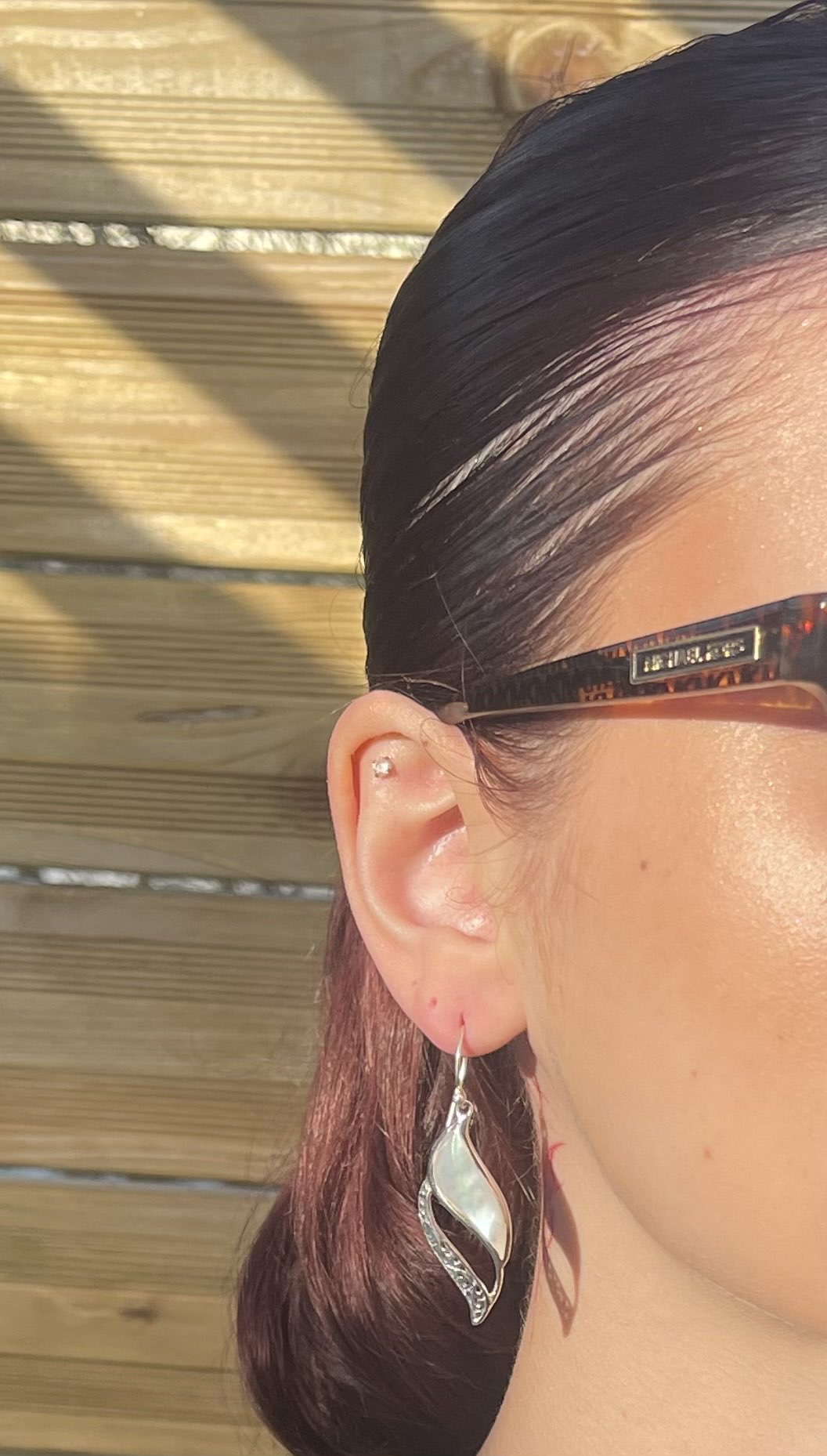 Boucles d'oreilles grand modèle en nacre portées