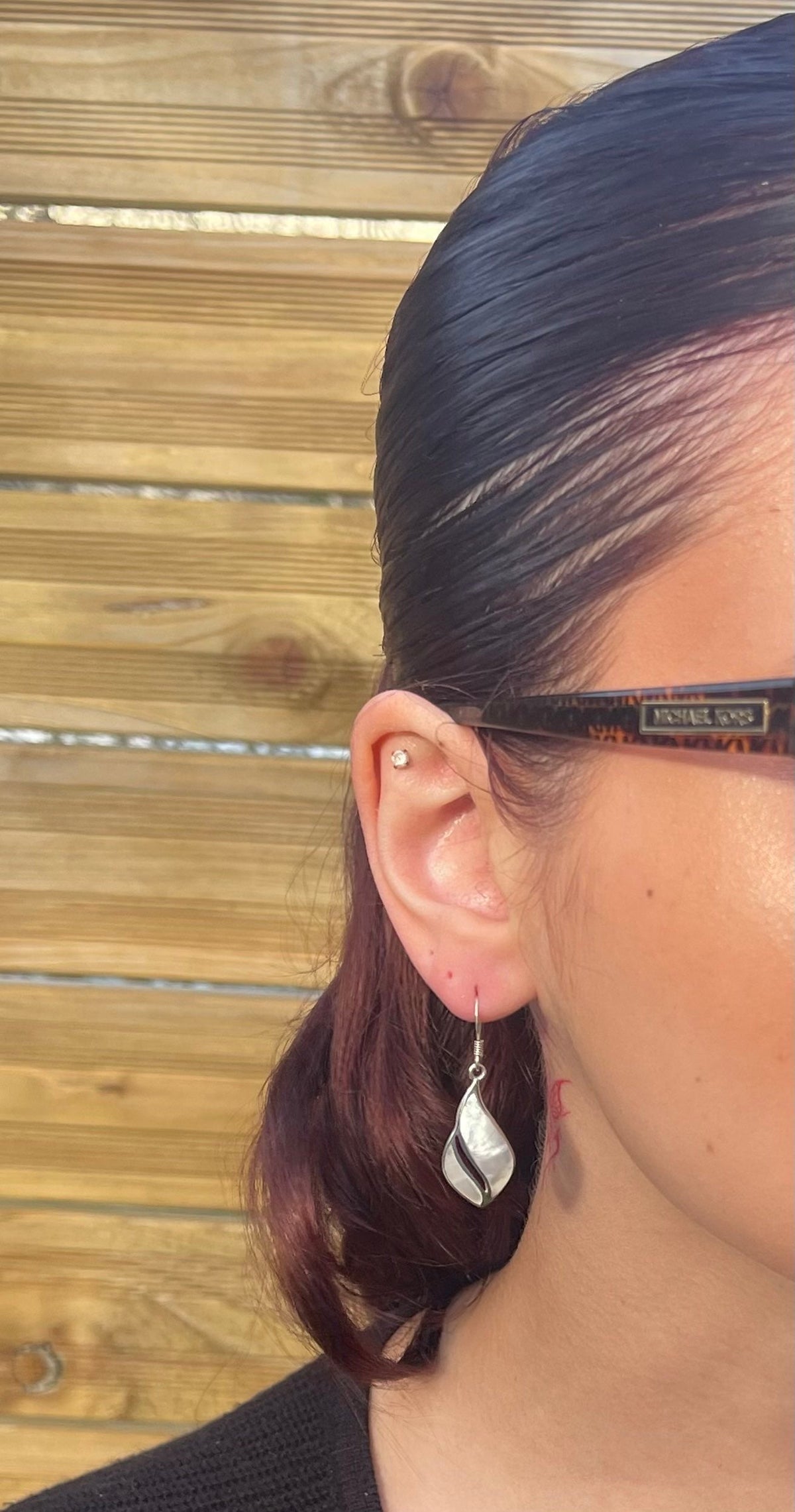 Boucles d'oreilles Double Coquillage en nacre naturelle et argent 925 portées