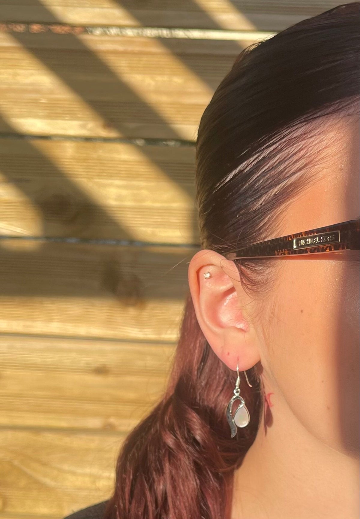 Boucles d'oreilles Goutte en nacre portées