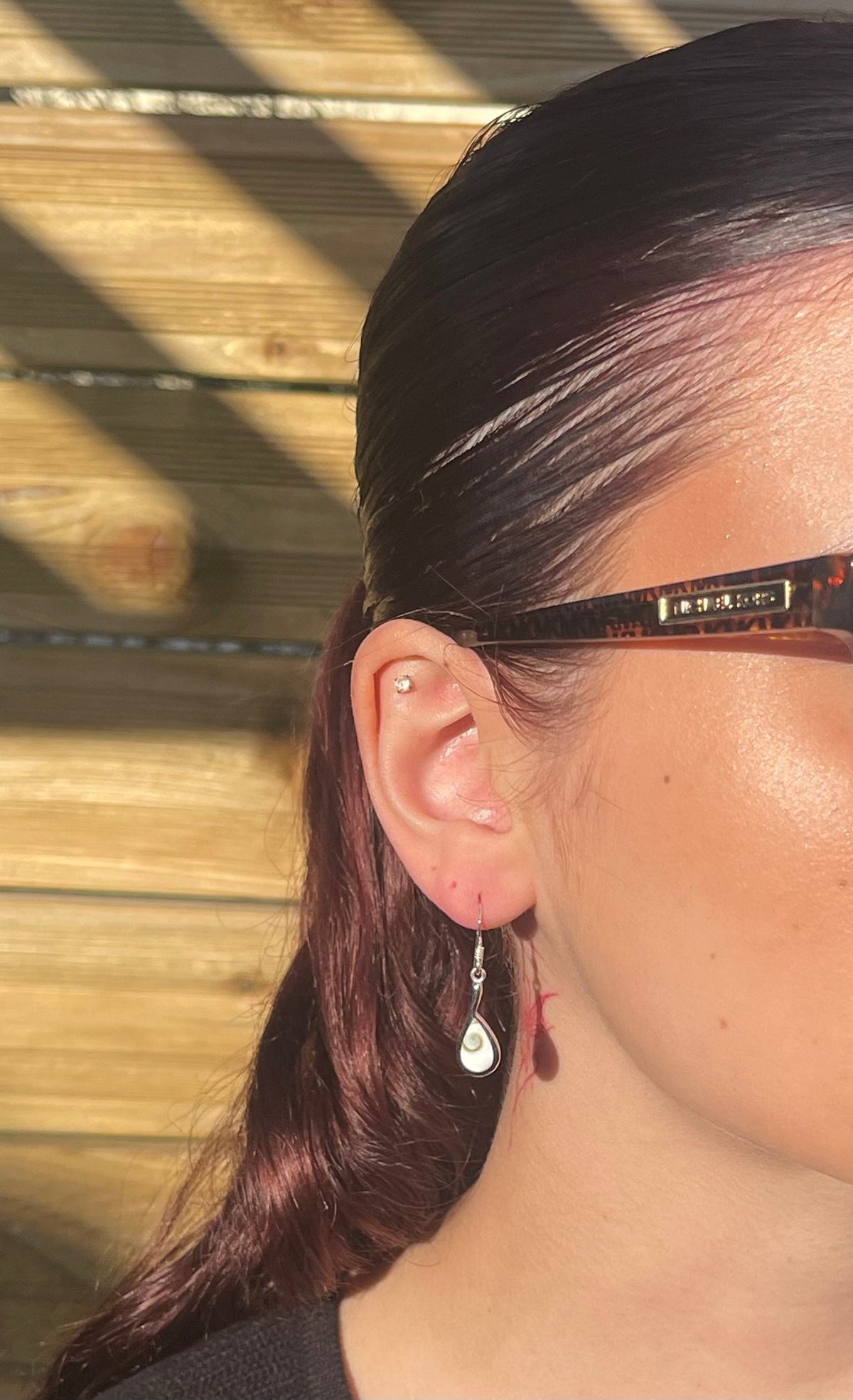 Boucles d'Oreilles Goutte petit modèle en Œil de Sainte-Lucie portées