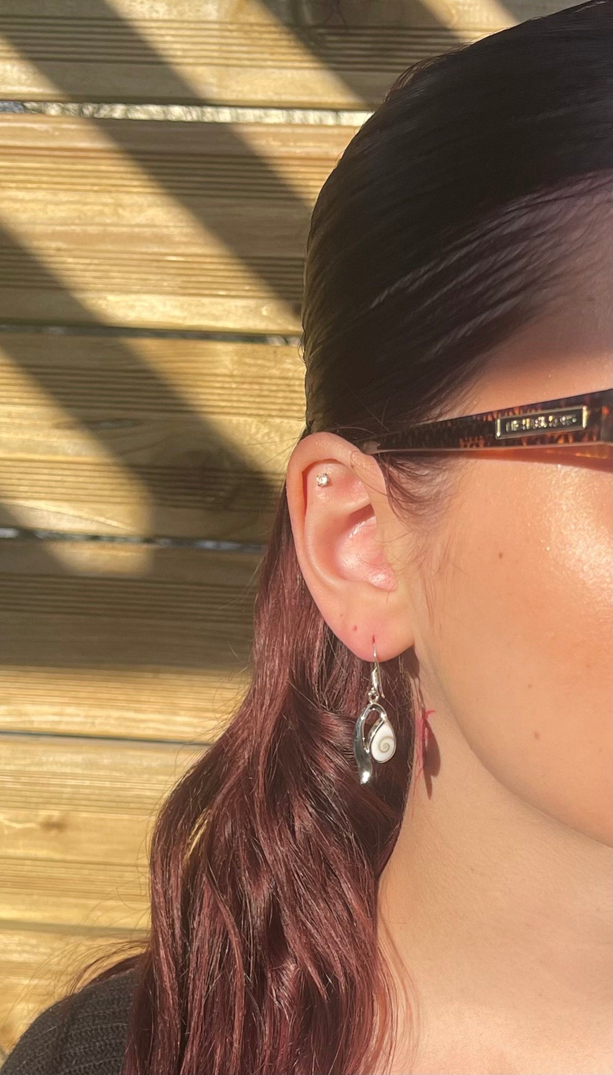 Boucles d'Oreilles Goutte en Œil de Sainte-Lucie portées