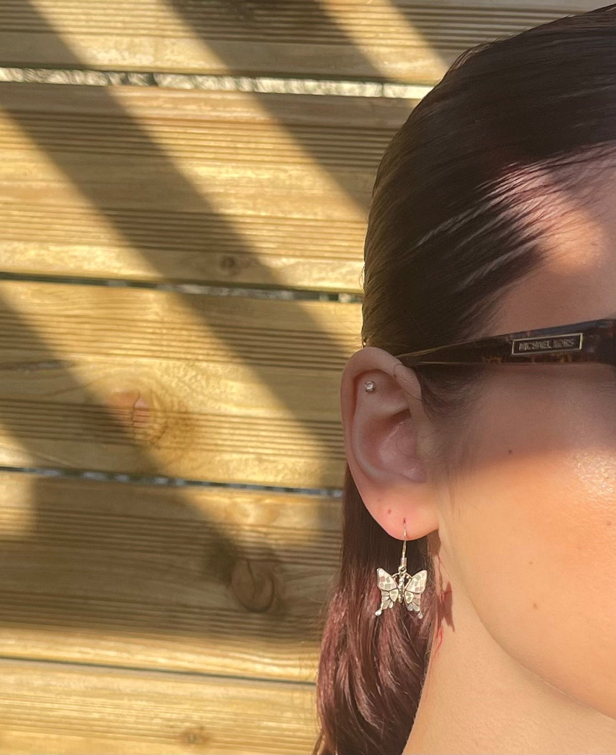 Boucles d'oreilles papillon en nacre naturelle portées