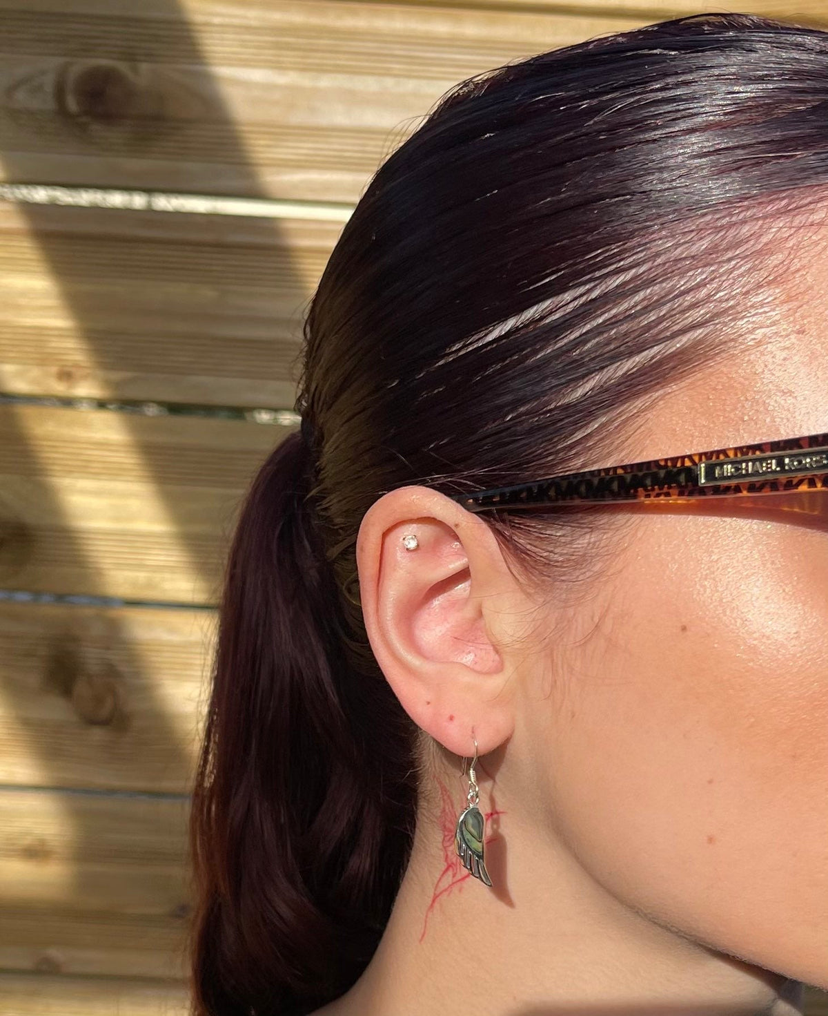 Boucle d'oreille Aile d'Ange en abalone petit modèle portée
