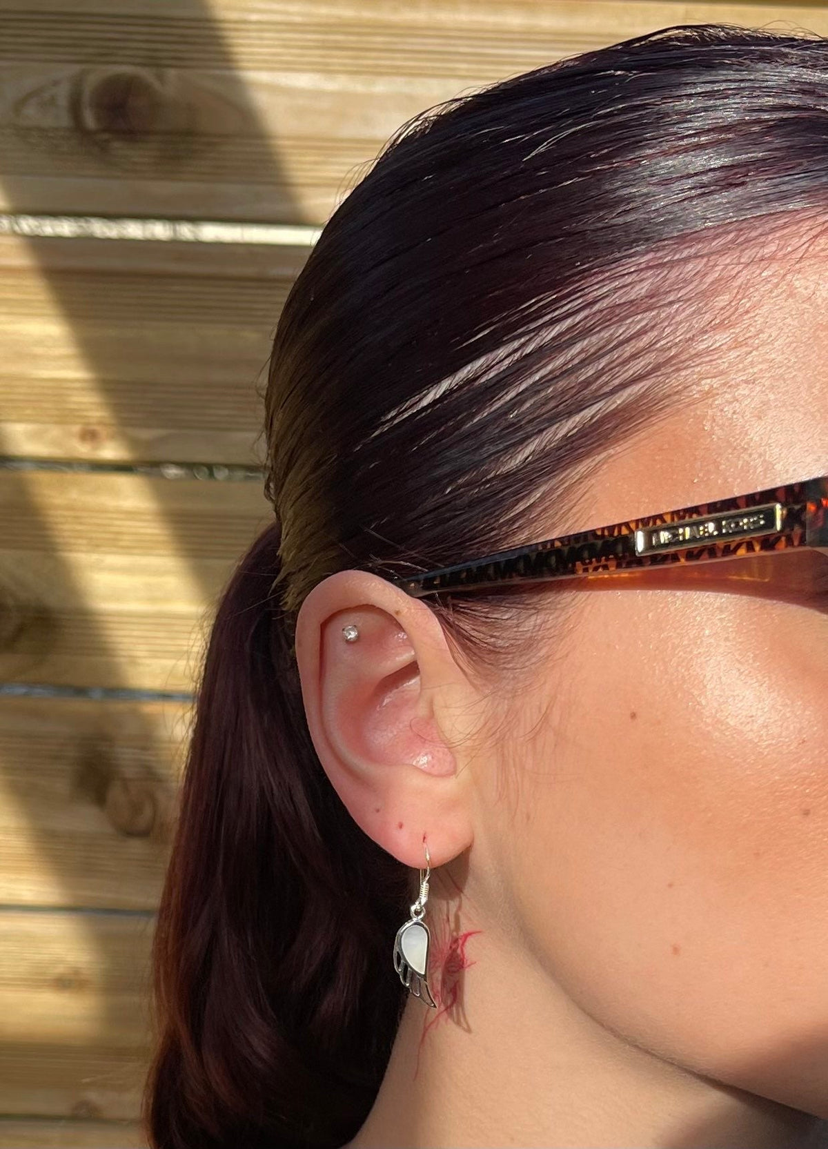 Boucle d'oreille Aile d'Ange en nacre petit modèle portée