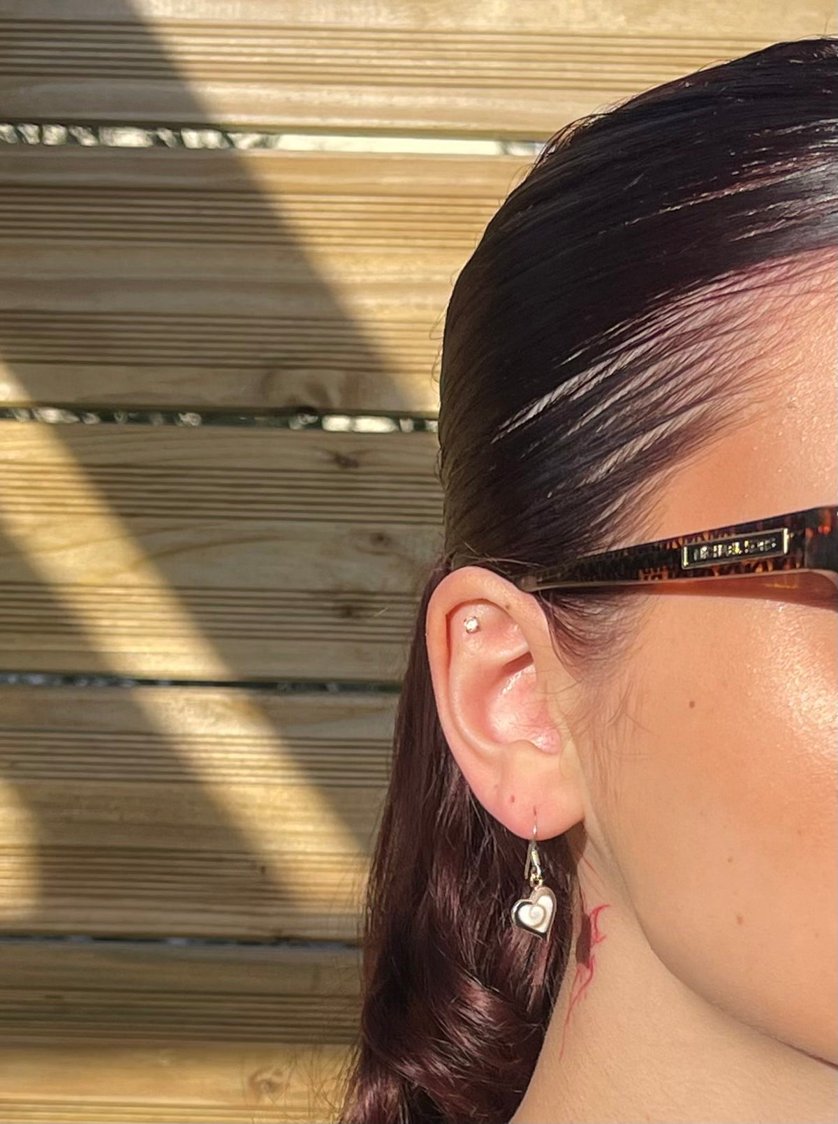 Boucles d'oreilles Cœur en argent 925 et Œil de Sainte-Lucie naturel portées