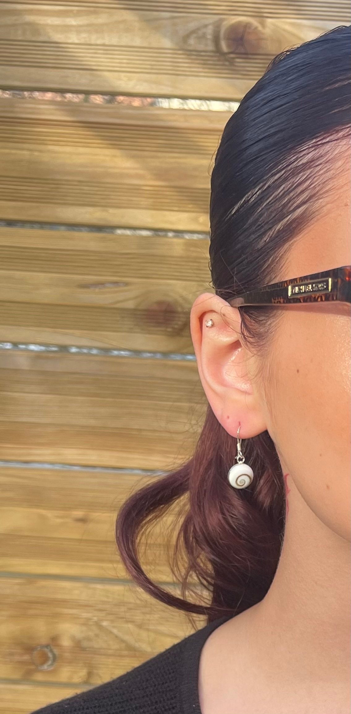Petites boucles d'oreilles rondes en Œil de Sainte-Lucie portées