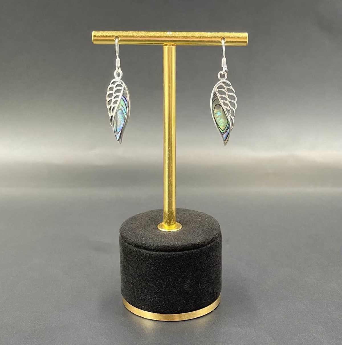 Paire de boucles d'oreilles aile d'ange en abalone sur présentoir