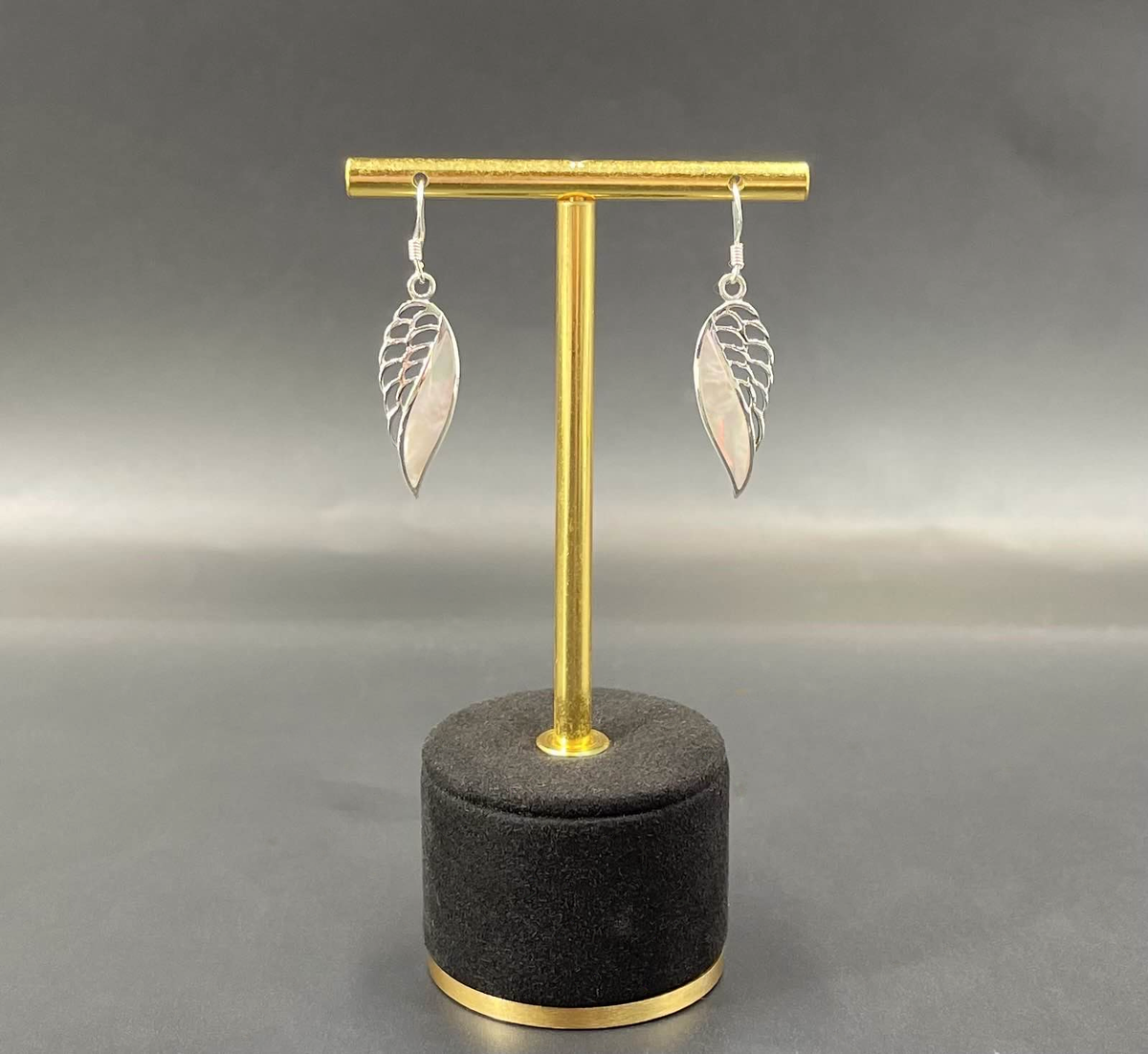 Paire de boucles d'oreilles aile d'ange en nacre sur présentoir