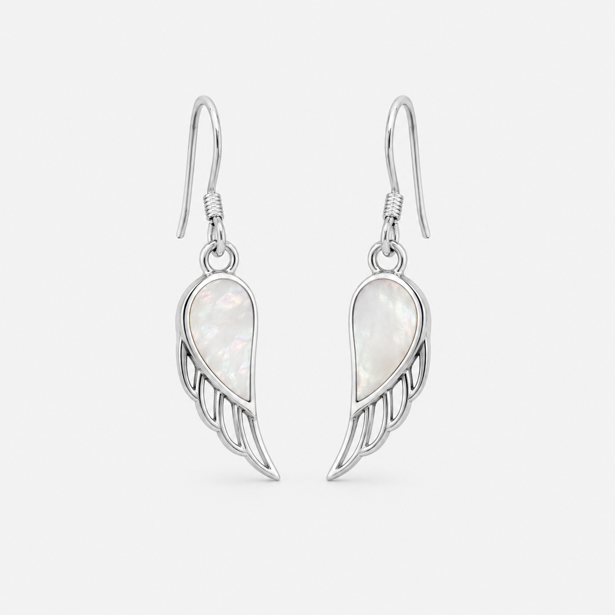Boucles d'oreilles Aile d'Ange petit modèle en argent 925 et nacre naturelle sur fond gris clair
