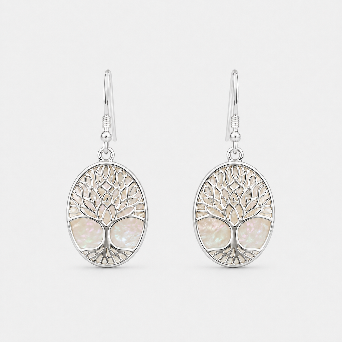 Boucles d'oreilles Arbre de Vie ovales en argent 925 et nacre naturelle, recto sur fond gris clair