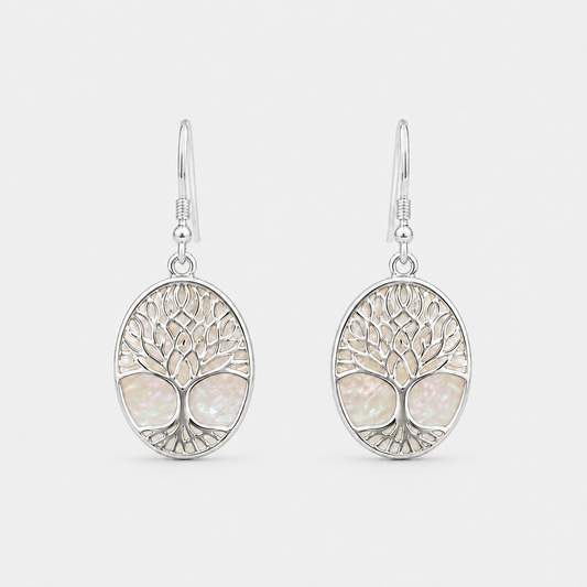 Boucles d'oreilles Arbre de Vie ovales en argent 925 et nacre naturelle, recto sur fond gris clair