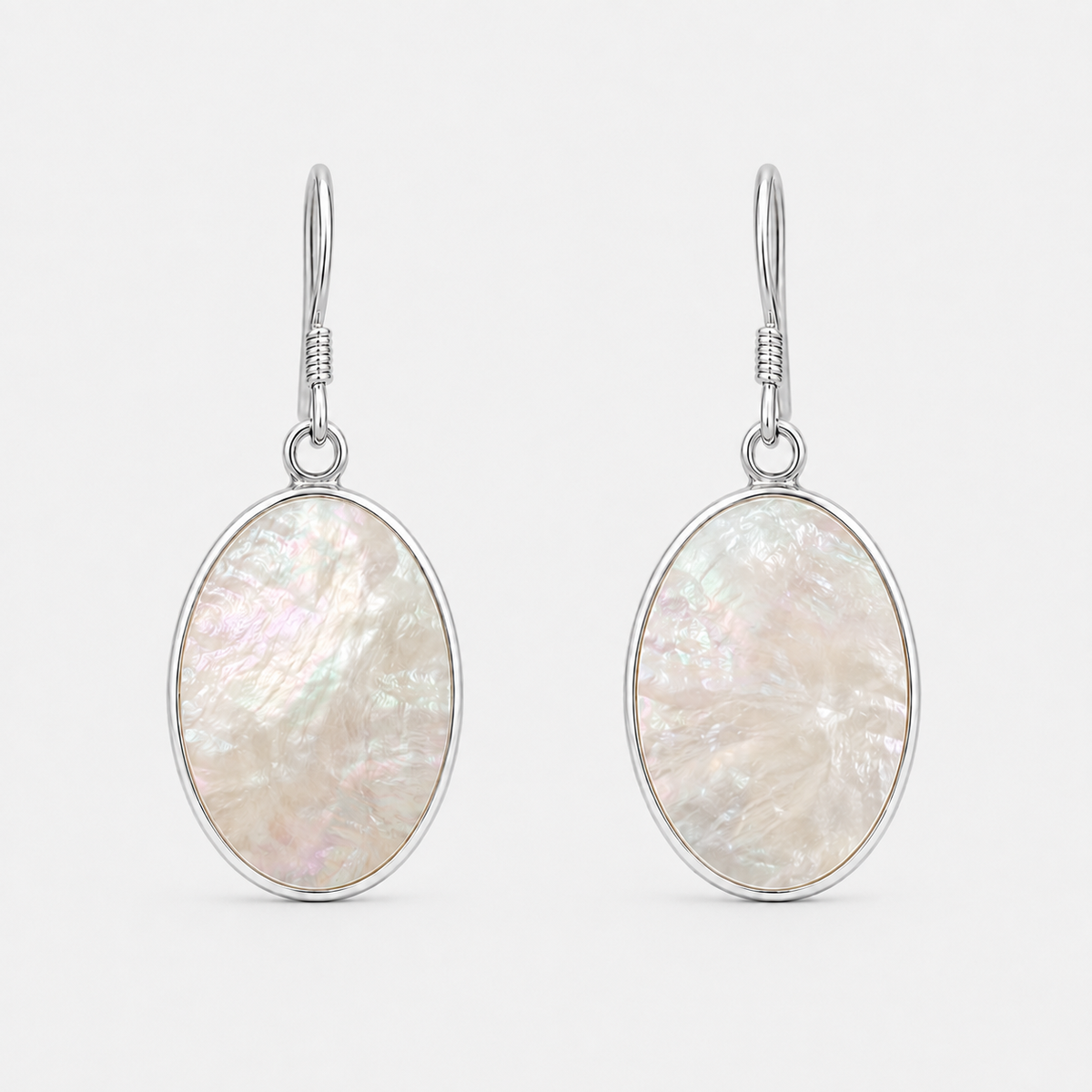 Boucles d'oreilles Arbre de Vie ovales en argent 925 et nacre naturelle, verso sur fond gris clair