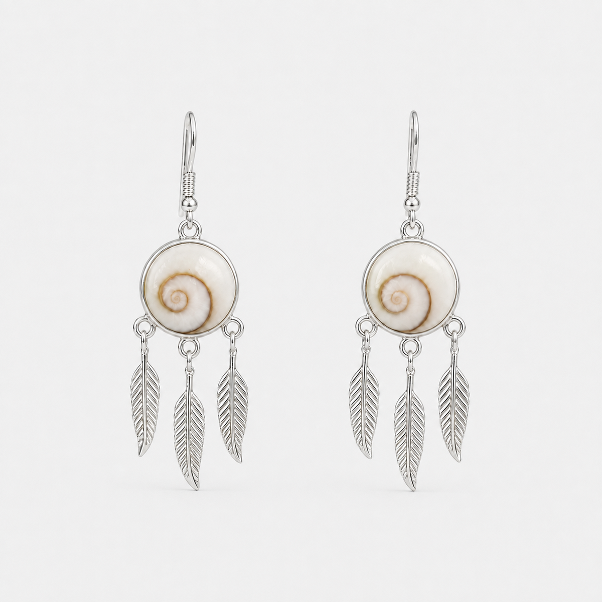 Boucles d'oreilles Attrape-Rêves en argent 925 et Œil de Sainte-Lucie naturel sur fond gris clair