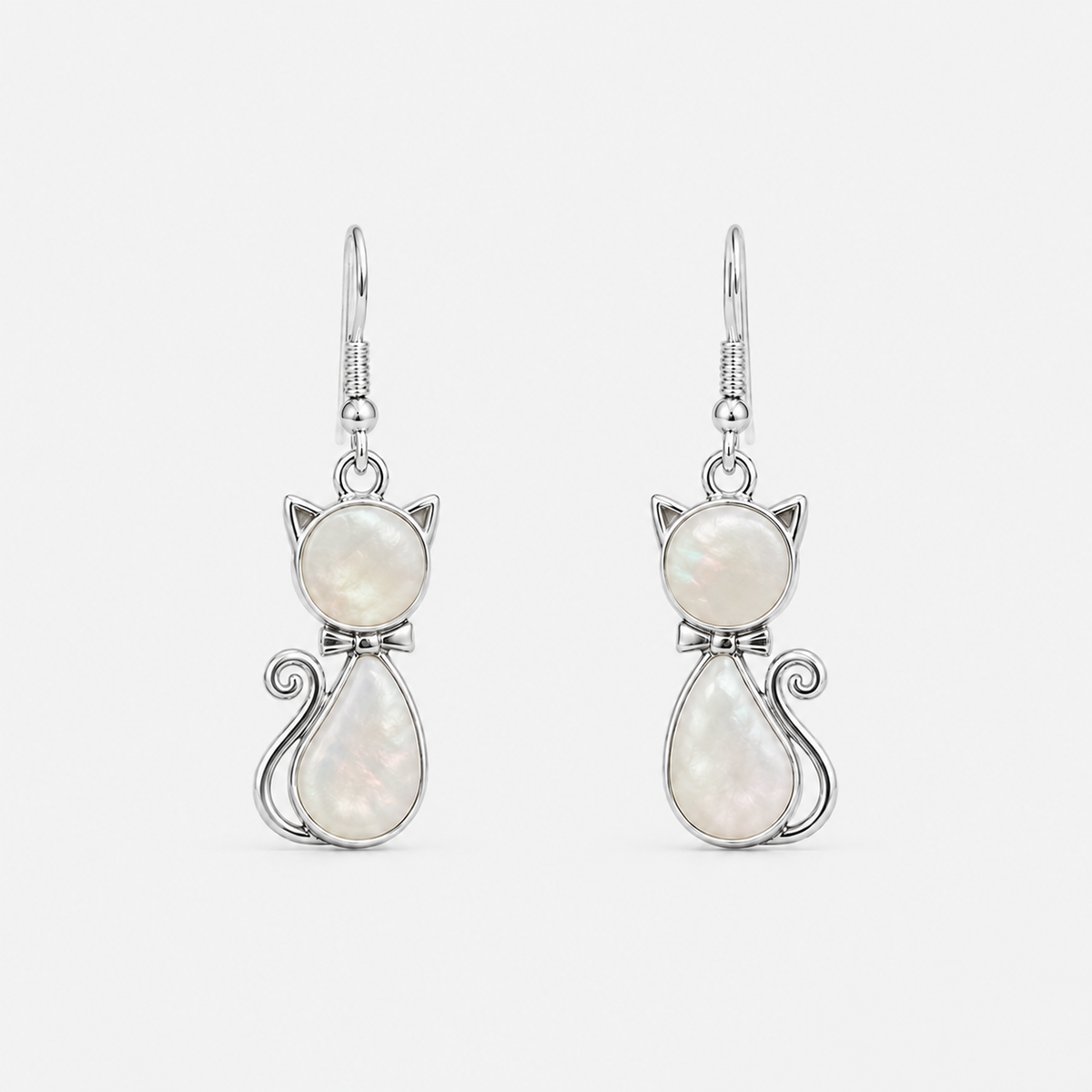 Boucles d'oreilles Chat en argent 925 et nacre naturelle sur fond gris clair