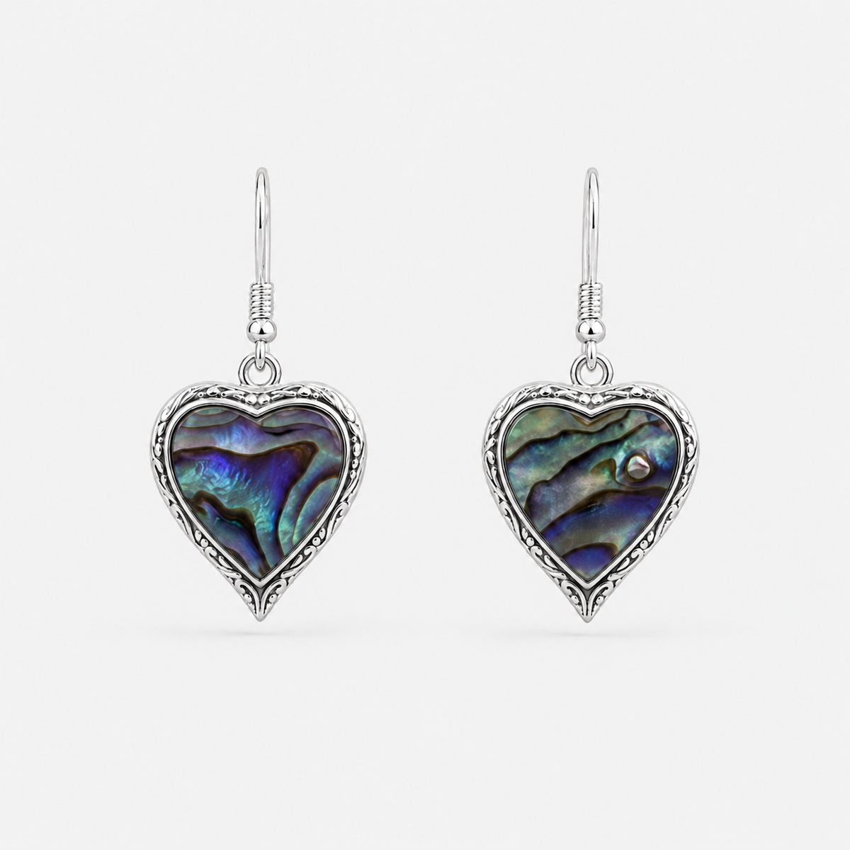 Boucles d'oreilles Cœur en argent 925 et abalone naturelle avec contour ciselé sur fond gris clair