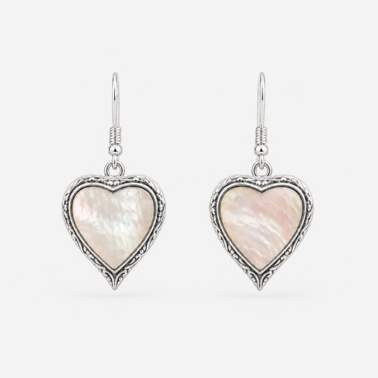 Boucles d'oreilles Cœur en argent 925 et nacre naturelle avec contour ciselé sur fond gris clair