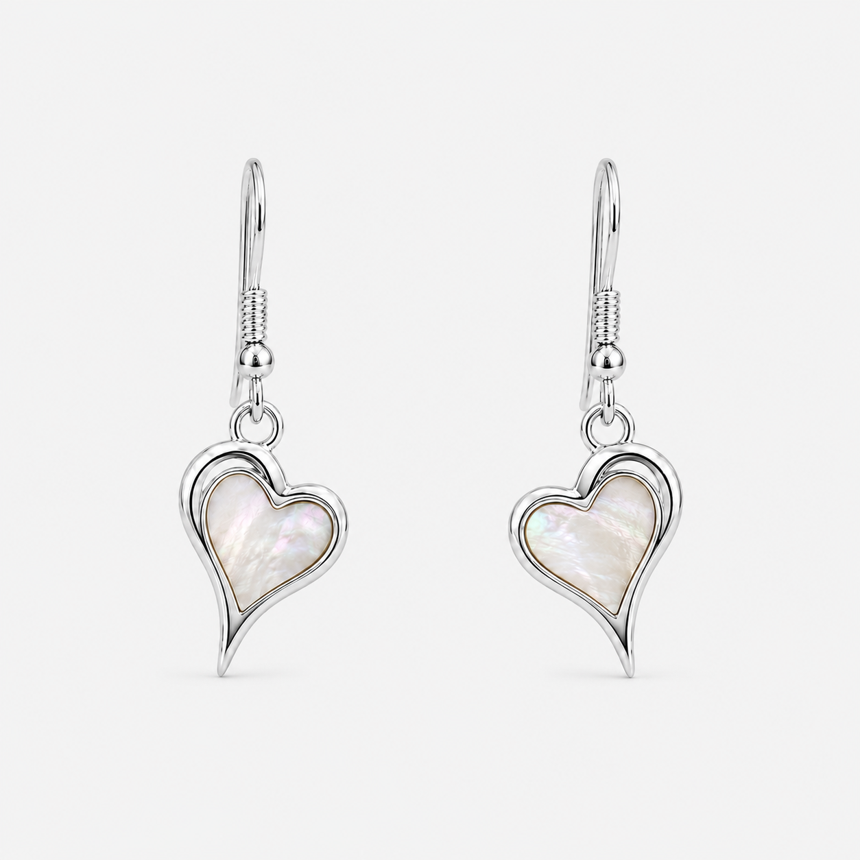 Boucles d'oreilles Cœur en argent 925 et nacre naturelle sur fond gris clair