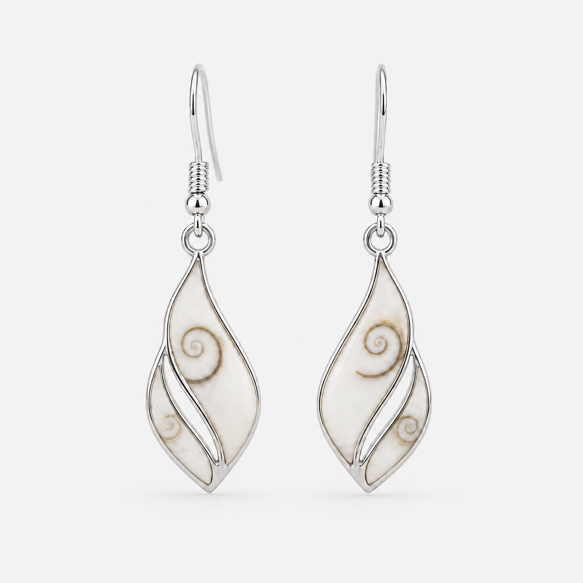Boucles d'oreilles Double Coquillage en argent 925 et Œil de Sainte-Lucie naturel sur fond gris clair