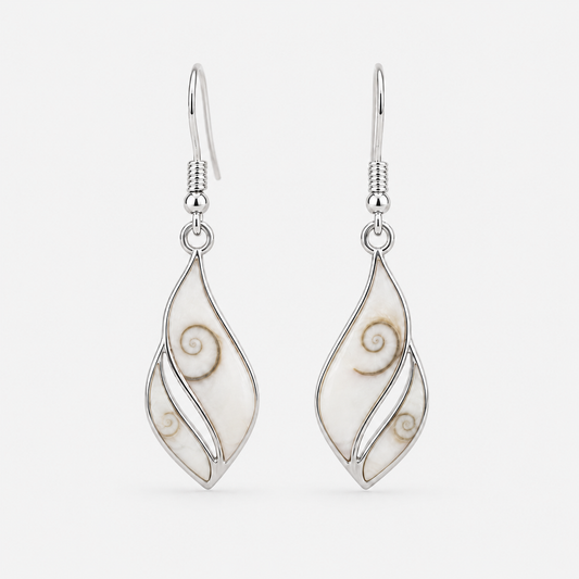 Boucles d'oreilles Double Coquillage en argent 925 et Œil de Sainte-Lucie naturel sur fond gris clair