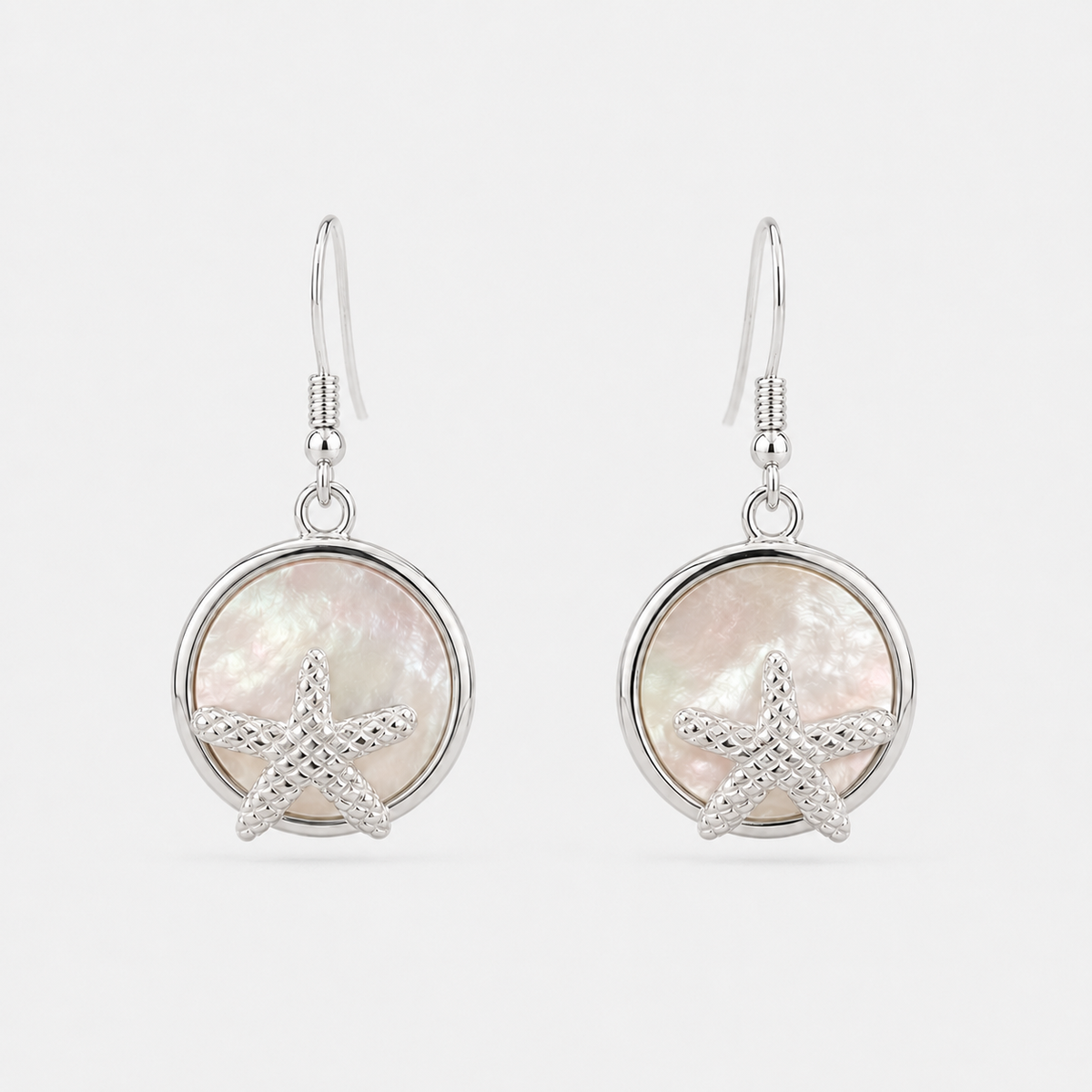 Boucles d'oreilles Étoile de mer en argent 925 et nacre naturelle sur fond gris clair