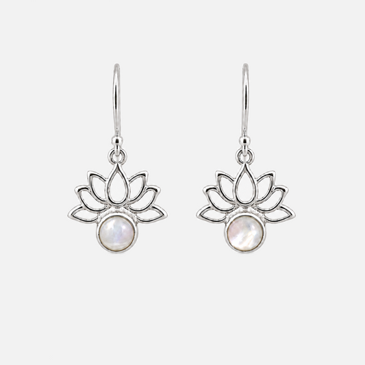Boucles d'oreilles Fleur de Lotus en argent 925 et nacre naturelle sur fond gris clair