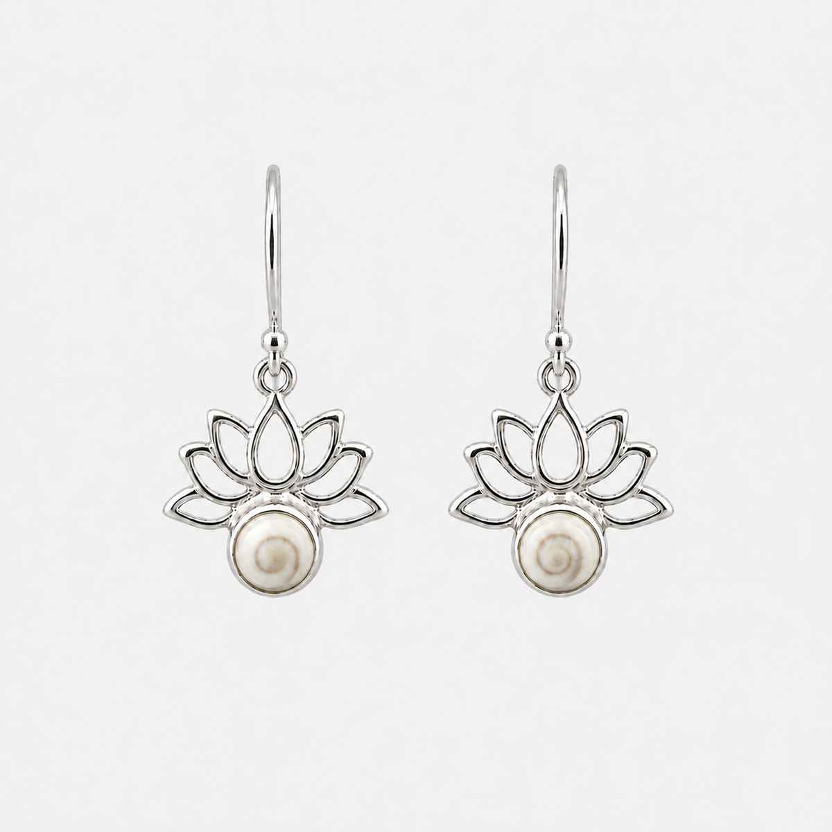 Boucles d'oreilles Fleur de Lotus en argent 925 et Œil de Sainte-Lucie sur fond gris clair