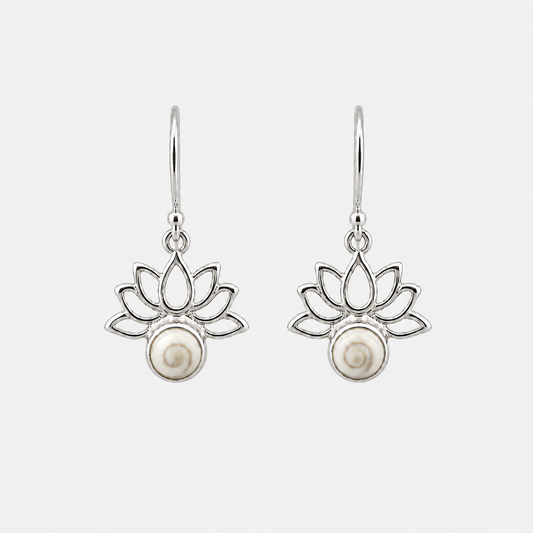 Boucles d'oreilles Fleur de Lotus en argent 925 et Œil de Sainte-Lucie sur fond gris clair